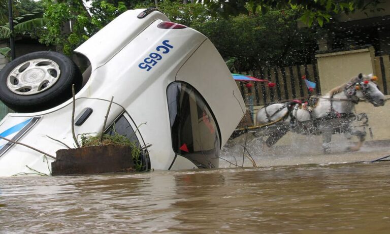 Banjir Jakarta Indonesia 2007 Curah Hujan Tinggi Dan Hutan Yang Gundul