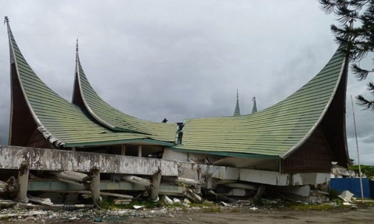 Gempa Bumi Padang 2009 Berskala Richter 7,6 Dengan Korban Jiwa Terbanyak