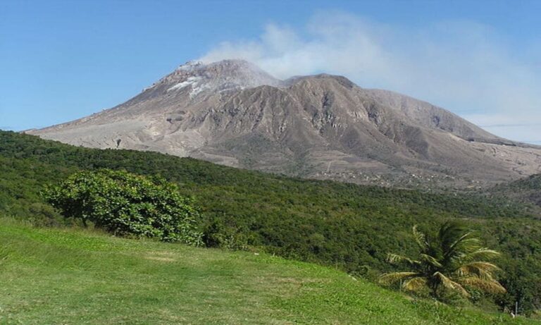 Letusan Gunung Soufrière Hills Montserrat 1995 Yang Merusak Sebagian Besar Pulau